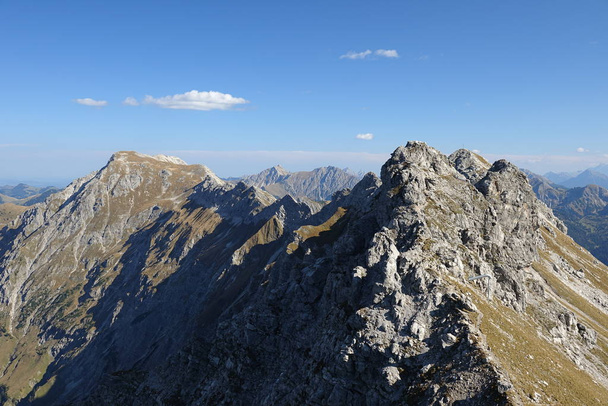Vue depuis le Nebelhorn jusqu'aux hautes montagnes voisines des Alpes Allgu et Autrichiennes. - Photo, image
