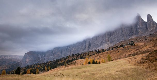 Βουνοκορφές δολομίτη καλυμμένες με ομίχλη κατά την ανατολή  - Φωτογραφία, εικόνα