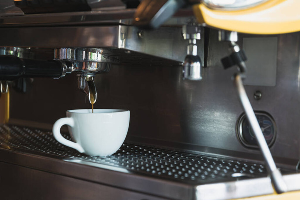 A coffee cup with coffee machine in coffee shop. - Foto, Imagen