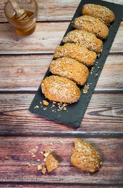 Смачне і смачне грецьке медоносне печиво з волоськими горіхами під назвою мел. - Фото, зображення
