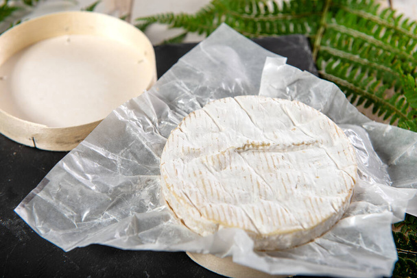 Сир камамбер традиційної французької Нормандії, молочні продукти - Фото, зображення