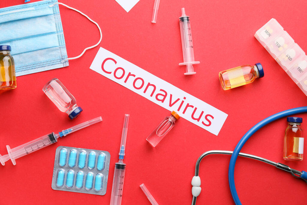 Médicaments pour le coronavirus, stéthoscope et masque de protection sur fond de couleur
 - Photo, image