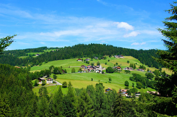 groen berglandschap bij Jenesien boven Bolzano in Zuid-Tirol  - Foto, afbeelding