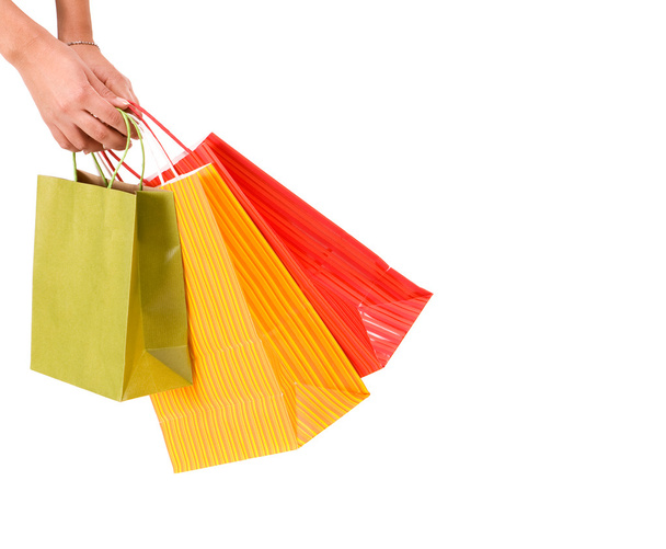Las manos femeninas sostienen bolsa de compras colorida
 - Foto, Imagen