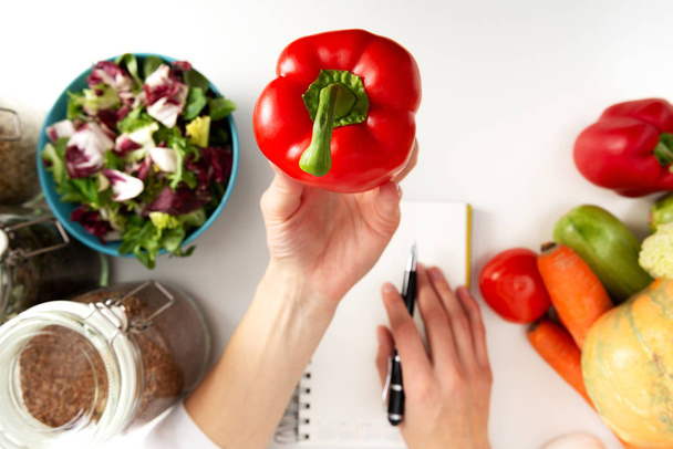 Nutrição dieta vegetal e conceito de medicação. Nutricionista oferece dieta saudável de legumes. - Foto, Imagem