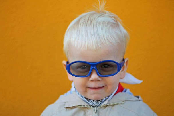 jongen draagt 3d bril en hij glimlacht - Foto, afbeelding