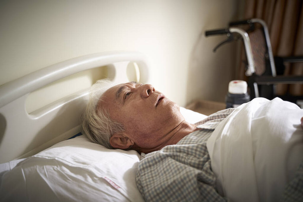 Kranker alter Mann liegt im Krankenhausbett - Foto, Bild