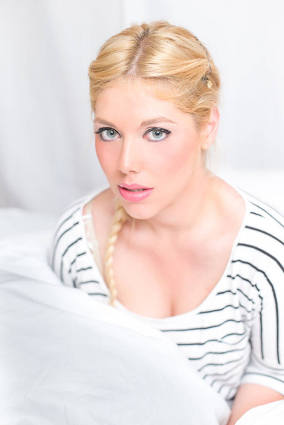 Beautiful blonde woman in the bed - Fotoğraf, Görsel