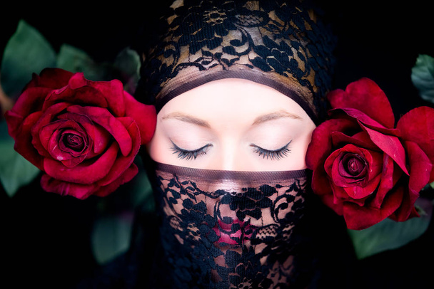 Veiled woman with blue eyes - Fotografie, Obrázek