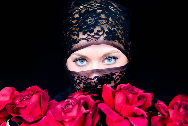 Veiled woman with blue eyes - Valokuva, kuva