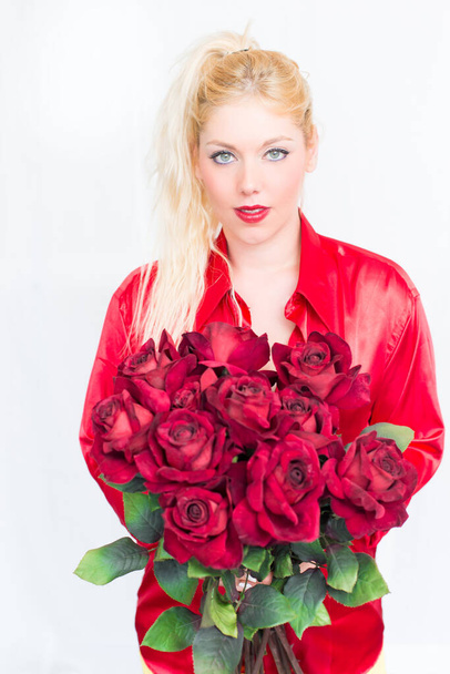 Blonde woman with flowers in Hand - Foto, imagen