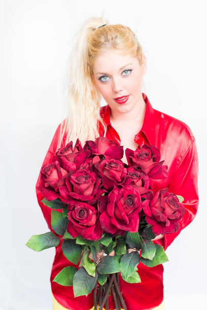 Blonde woman with flowers in Hand - Foto, Bild