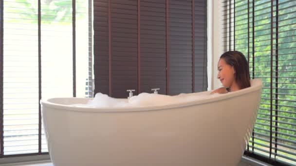 imagens de bela mulher asiática tomando banho com bolhas de sabão - Filmagem, Vídeo