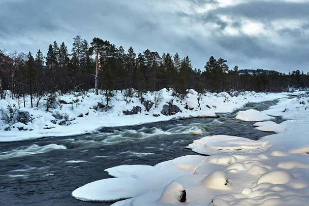 Fast river flowing in the nordic winter - Foto, Imagem