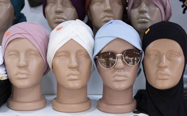 Hijab oder Schal bei Schaufensterpuppe Kopf auf dem Wochenmarkt. Nahaufnahme. - Foto, Bild