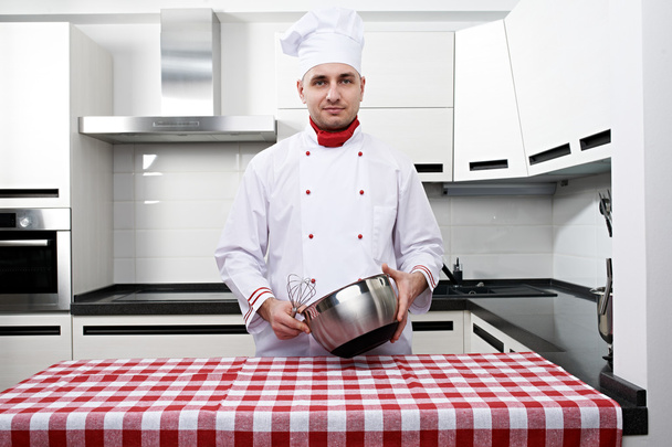 erkek chef mutfak at - Fotoğraf, Görsel