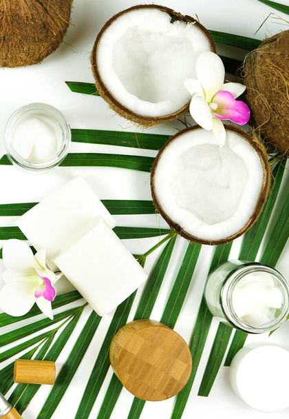Kosmetyki kokosowe z mydłem, nawilżaczami i kosmetykami. - Zdjęcie, obraz