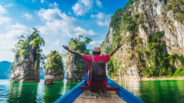 Panorama viaggiatore uomo sulla barca gioia divertimento stupito natura roccia isola
  - Foto, immagini