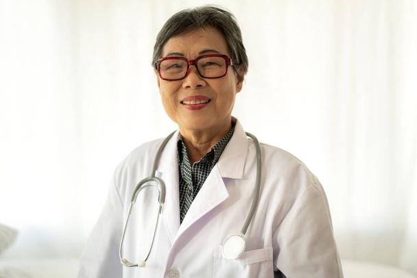 Mujer médico senior con estetoscopio en hospital.healthcare y
  - Foto, imagen