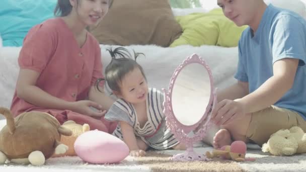 Dobrý čas pro asijské rodiny Rodiče sedět a dívat se na děti Dívka napodobující make-up s máminou kosmetikou Šťastně. - Záběry, video