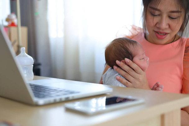 podnikatelka rodičovství malé dítě novorozeně v podnikání domácí kancelář - Fotografie, Obrázek