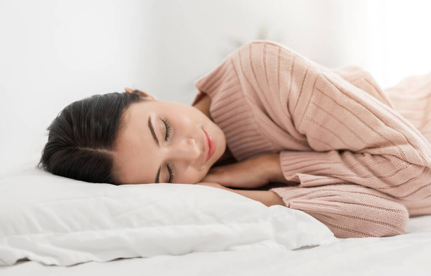 Retrato de dormir jovem mulher desfrutar e relaxar deitado no ser
 - Foto, Imagem