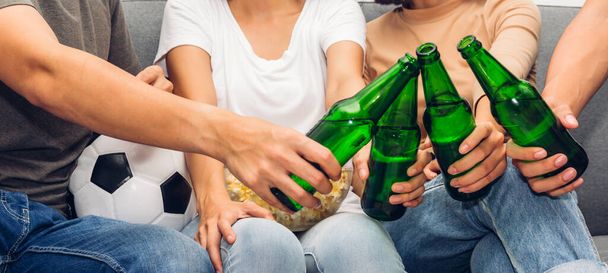 Grupo de amigos comendo pipocas e bebendo cerveja juntos e w
 - Foto, Imagem