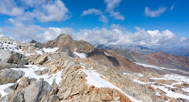 山頂へ向かう途中の雪と氷の景色 - 写真・画像