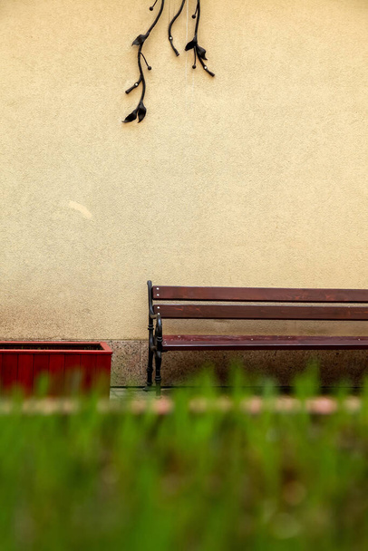 Fragment of yellow wall with bench in Old Riga, Latvia. Bench at the wall in Riga city. - Fotoğraf, Görsel