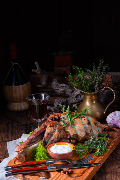 grilled lamb shoulder with rosemary braised in the oven - Foto, imagen