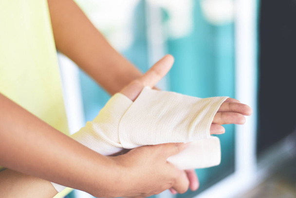 Kézi seb kötés kar nővér - elsősegély csukló sérülés gyógyul - Fotó, kép