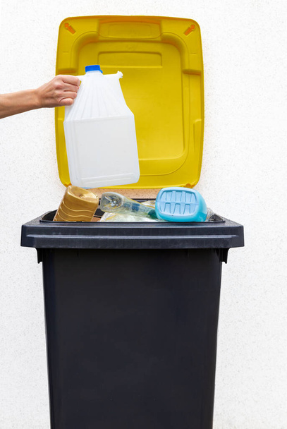 Garbage bin for plastic - Φωτογραφία, εικόνα