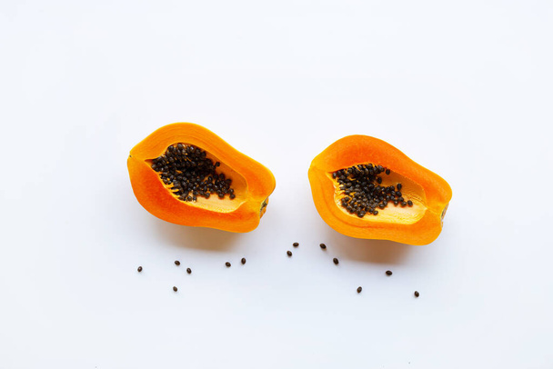 Papaya-Frucht auf weißem Hintergrund. - Foto, Bild