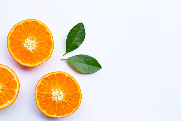 Frutos cítricos de laranja frescos com folhas sobre fundo branco. Espaço de cópia
 - Foto, Imagem
