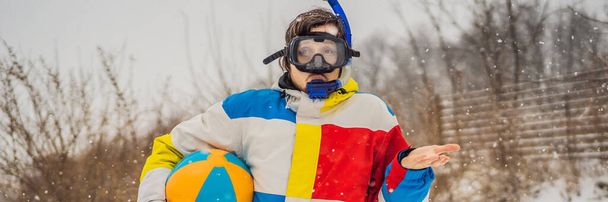 The man went outside in winter in snorkeling equipment and with a beach ball. A man dreams of a vacation at sea BANNER, LONG FORMAT - Foto, Imagem
