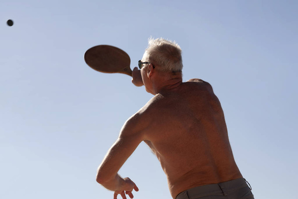portret mężczyzny grającego w tenisa plażowego - Zdjęcie, obraz