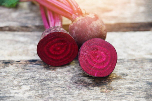 Bio-Rote-Bete-Gemüse - frische Rote-Rüben-Wurzeln geerntet auf - Foto, Bild