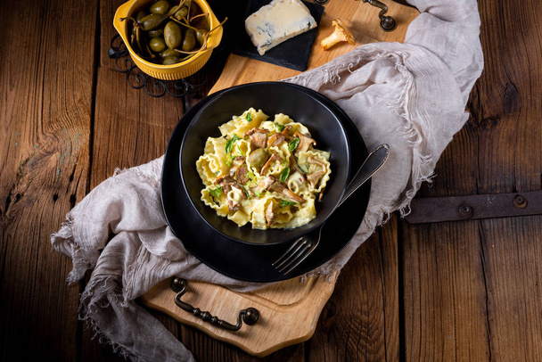 Reginette noodles in cream sauce with fresh chanterelles and capers - Fotografie, Obrázek