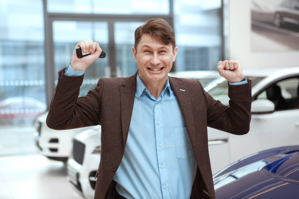 Dojrzały człowiek zakupu nowego samochodu - Zdjęcie, obraz