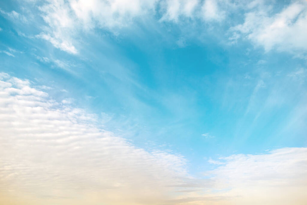 Σαφή μπλε ουρανό και άσπρα σύννεφα καλοκαίρι φόντο - Φωτογραφία, εικόνα