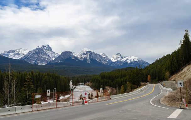 Stunning view of  Morant's Curve  Railway and Mount Temple in Banff National Park, Alberta, Canada - Foto, Bild