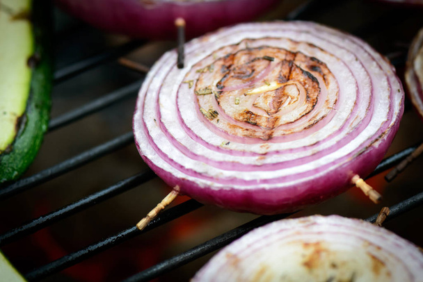Griller des oignons frais et savoureux sur le barbecue
 - Photo, image