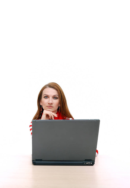 woman in red working on laptop at bright  office - Foto, imagen