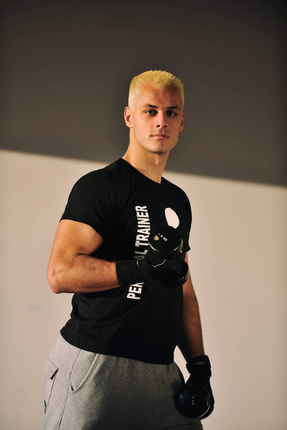 man fitness personal trainer in sport club - Foto, Imagem