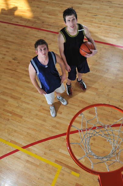 competition cencept with people who playing basketball in school gym  - Foto, Imagen