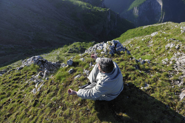Gesunder junger Mann übt Yoga in Höhenberg am frühen Morgen und Sonnenaufgang - Foto, Bild
