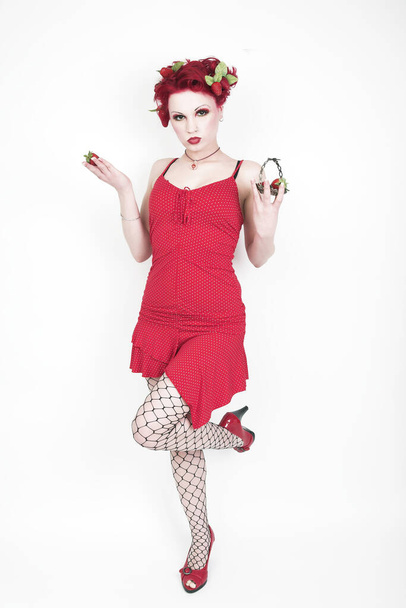 young woman with strawberries - Valokuva, kuva