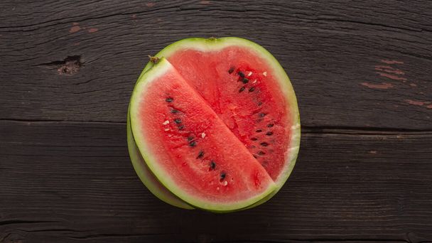 saftige Wassermelone, frisch reif, reif rot, grüne Blätter, rotes Wasser - Foto, Bild