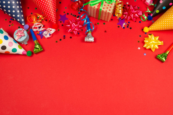 Festive golden and purple stars of confetti  and a present, birt - Φωτογραφία, εικόνα