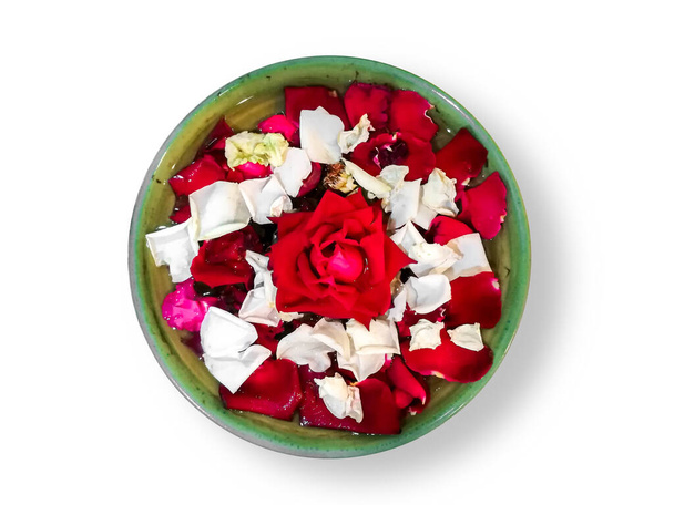 Вид зверху на червону троянду і пелюстка, що плаває в зеленому порцеляновому посуді ізольовані на білому тлі і роблять з доріжками
. - Фото, зображення